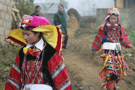 Cô dâu Lô Lô phong cách “xì - tin” - 3 Cô dâu Lô Lô phong cách “xì - tin” - 3