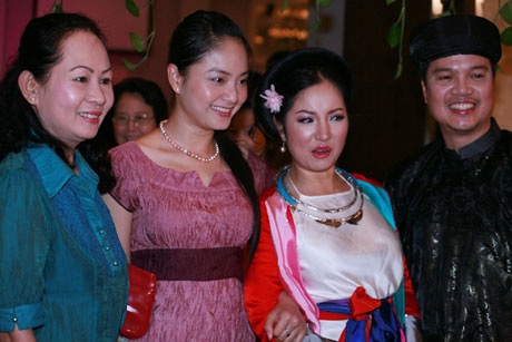 Nghệ sĩ thích thú với tiệc cưới toàn “khoai” của Thúy Nga - 19 Nghệ sĩ thích thú với tiệc cưới toàn “khoai” của Thúy Nga - 19