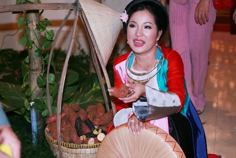 Nghệ sĩ thích thú với tiệc cưới toàn “khoai” của Thúy Nga - 1 Nghệ sĩ thích thú với tiệc cưới toàn “khoai” của Thúy Nga - 1