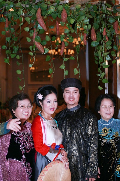 Nghệ sĩ thích thú với tiệc cưới toàn “khoai” của Thúy Nga - 4 Nghệ sĩ thích thú với tiệc cưới toàn “khoai” của Thúy Nga - 4