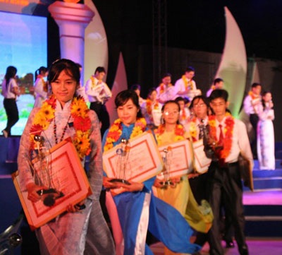 Tuyên dương sinh viên đạt thành tích 3 tốt  - 2