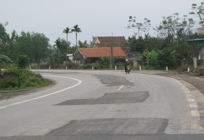 Đường mới làm đã “vá chằng vá đụp” - 2