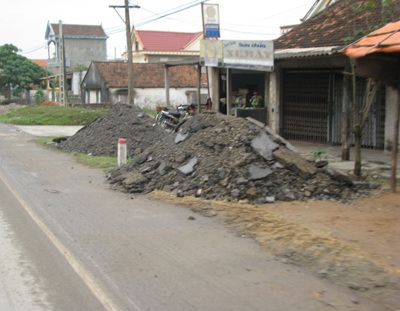 Đường mới làm đã “vá chằng vá đụp” - 5