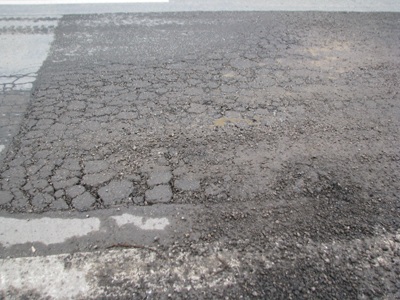 Đường mới làm đã “vá chằng vá đụp” - 1