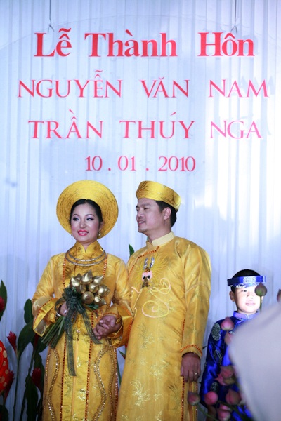 Vợ chồng Thúy Nga hôn nhau say đắm - 2 Vợ chồng Thúy Nga hôn nhau say đắm - 2