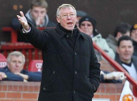 Alex Ferguson bị trọng tài công kích - 1 Alex Ferguson bị trọng tài công kích - 1