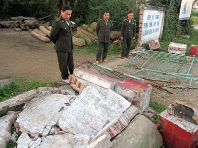 Lâm tặc quậy tung trạm kiểm lâm để tẩu tán gỗ lậu - 1 Lâm tặc quậy tung trạm kiểm lâm để tẩu tán gỗ lậu - 1