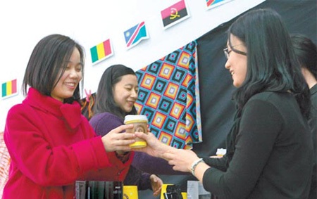 Sinh viên Hàn Quốc đi bán cà phê vì trẻ em nghèo châu Phi - 1