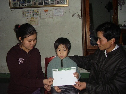 Quà nhân ái đến với cháu Hùng và chị em Mỹ Linh - 2