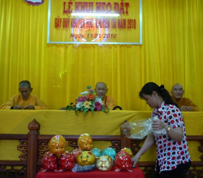Sôi động lễ “khui heo đất” gây Quỹ Khuyến học - 2