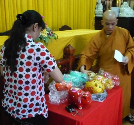 Sôi động lễ “khui heo đất” gây Quỹ Khuyến học - 1