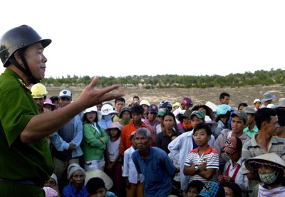 “Giữ đất”, hàng trăm người dân bắt người trái phép - 1