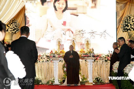 Tiêu Á Hiên suy sụp trong lễ tang mẹ - 9
