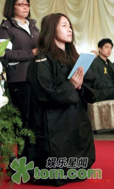 Tiêu Á Hiên suy sụp trong lễ tang mẹ - 2