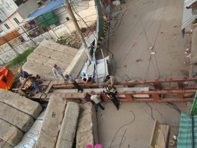 Đổ dàn ép cọc bê tông, một chung cư suýt lâm nạn  - 1 Đổ dàn ép cọc bê tông, một chung cư suýt lâm nạn  - 1