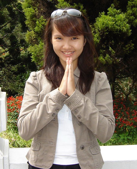 “Phía sau một cô gái…” - 1