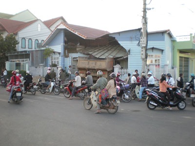 Xe tải đâm sập nhà, một gia đình may mắn thoát chết - 2