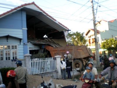 Xe tải đâm sập nhà, một gia đình may mắn thoát chết - 1