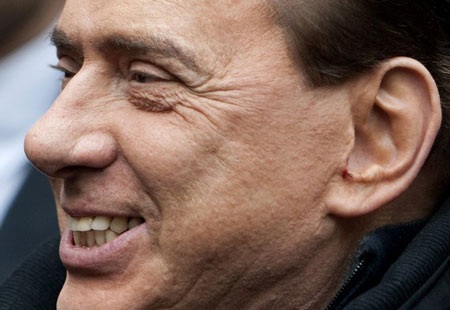 Thủ tướng Berlusconi rạng ngời trở lại sau vụ tấn công - 4 Thủ tướng Berlusconi rạng ngời trở lại sau vụ tấn công - 4