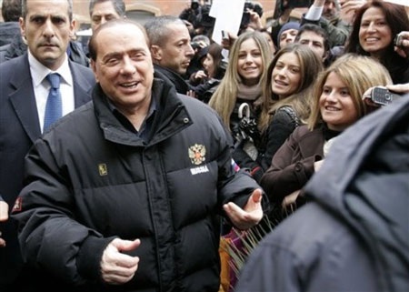 Thủ tướng Berlusconi rạng ngời trở lại sau vụ tấn công - 2 Thủ tướng Berlusconi rạng ngời trở lại sau vụ tấn công - 2