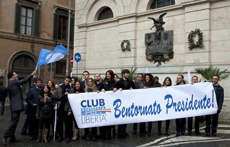 Thủ tướng Berlusconi rạng ngời trở lại sau vụ tấn công - 6 Thủ tướng Berlusconi rạng ngời trở lại sau vụ tấn công - 6