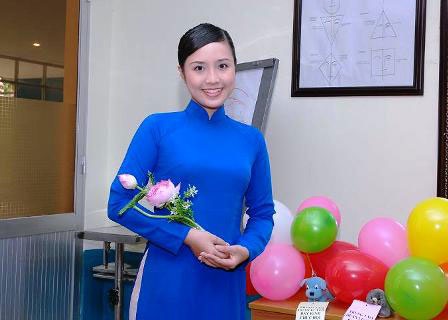 Chân dung nữ tiếp viên trẻ xinh đẹp, lắm tài - 1 Chân dung nữ tiếp viên trẻ xinh đẹp, lắm tài - 1
