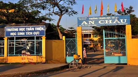 Học sinh THCS đánh gục thầy trên bục giảng - 1