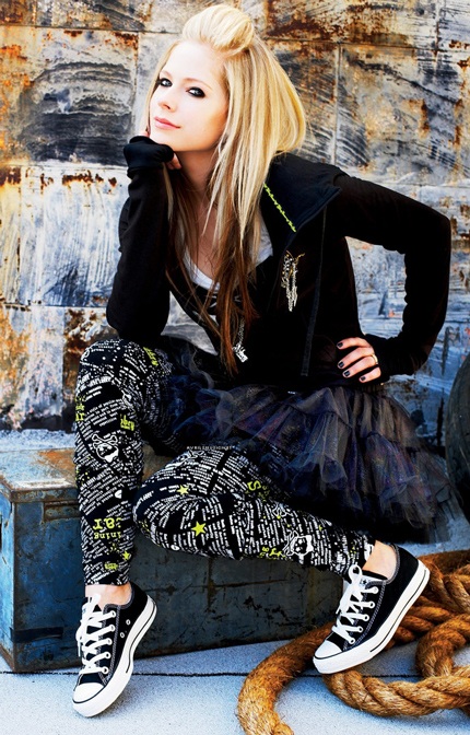 Avril Lavigne's colorful fashion collection - 7