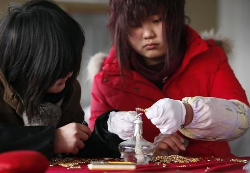 Phụ huynh Mỹ được khuyên vứt bỏ trang sức rẻ tiền của con - 1