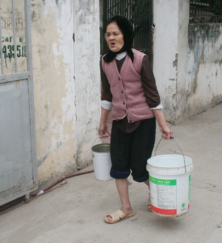 Sống cạnh trạm nước vẫn phải... nhịn nước - 1