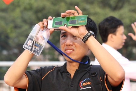 Giới trẻ Sài Thành nô nức đi xem nhật thực - 10 Giới trẻ Sài Thành nô nức đi xem nhật thực - 10