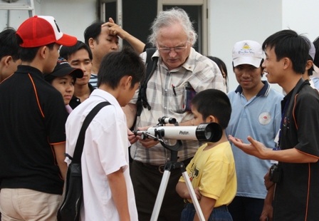 Giới trẻ Sài Thành nô nức đi xem nhật thực - 11 Giới trẻ Sài Thành nô nức đi xem nhật thực - 11