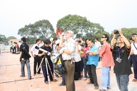 Giới trẻ Sài Thành nô nức đi xem nhật thực - 7 Giới trẻ Sài Thành nô nức đi xem nhật thực - 7