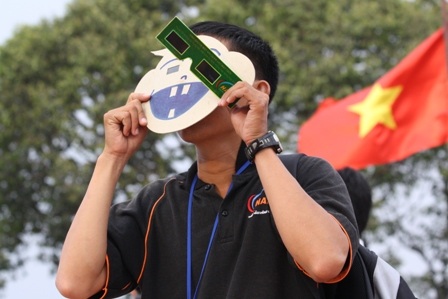 Giới trẻ Sài Thành nô nức đi xem nhật thực - 8 Giới trẻ Sài Thành nô nức đi xem nhật thực - 8