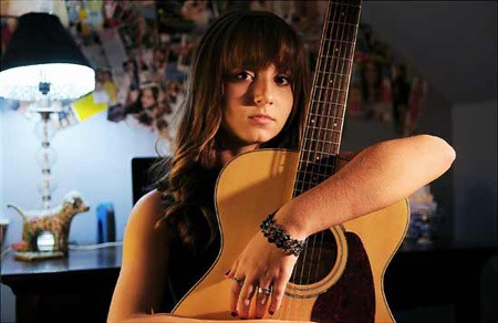 Cô bạn 16 tuổi nhận giải thưởng Nhạc sĩ trẻ - 3 Cô bạn 16 tuổi nhận giải thưởng Nhạc sĩ trẻ - 3