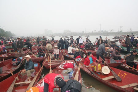 Tăng cường hàng trăm đò chất lượng cao phục vụ Lễ hội chùa Hương 2010 - 1 Tăng cường hàng trăm đò chất lượng cao phục vụ Lễ hội chùa Hương 2010 - 1