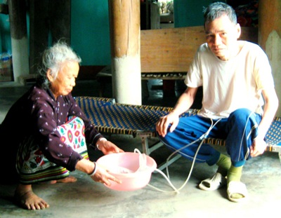 Người đàn ông hơn 40 năm sống cùng đầu đạn kêu cứu - 2