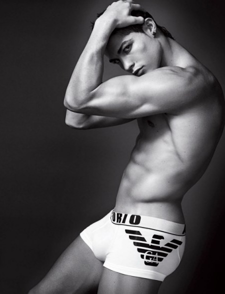 Cristiano Ronaldo shows off his muscles in an Armani ad - 2