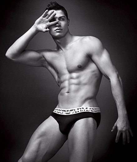 Cristiano Ronaldo shows off his muscles in an Armani ad - 3