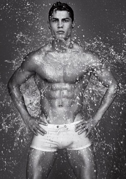 Cristiano Ronaldo shows off his muscles in an Armani ad - 4