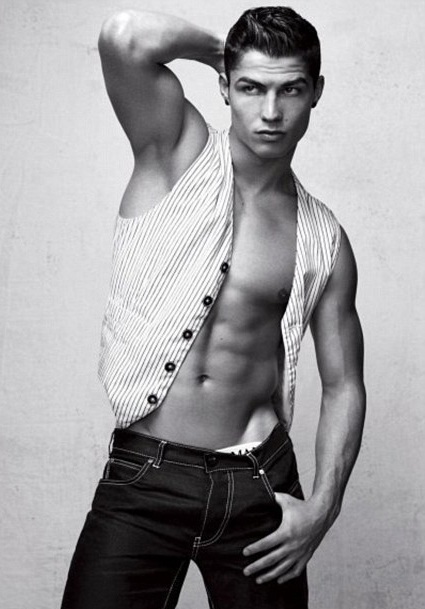 Cristiano Ronaldo shows off his muscles in an Armani ad - 6