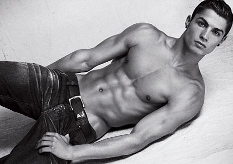 Cristiano Ronaldo shows off his muscles in an Armani ad - 1