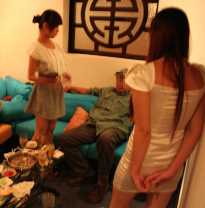 Bất ngờ kiểm tra các tụ điểm kinh doanh “nhạy cảm”  - 1