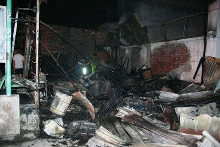 3 căn nhà cháy liên hoàn lúc nửa đêm - 1 3 căn nhà cháy liên hoàn lúc nửa đêm - 1