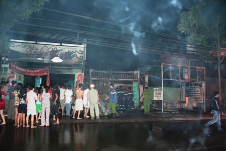 3 căn nhà cháy liên hoàn lúc nửa đêm - 2 3 căn nhà cháy liên hoàn lúc nửa đêm - 2