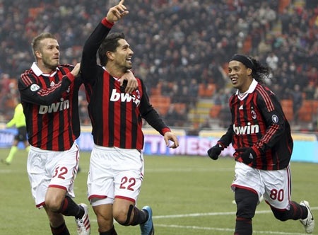 Ronaldinho lập hat-trick, Milan “tàn sát” Siena - 2 Ronaldinho lập hat-trick, Milan “tàn sát” Siena - 2