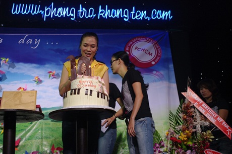 Mr Đàm gửi hoa mừng sinh nhật Mỹ Tâm - 2 Mr Đàm gửi hoa mừng sinh nhật Mỹ Tâm - 2