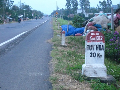 Hai cột “20km Tuy Hòa” liên tiếp nhau - 1 Hai cột “20km Tuy Hòa” liên tiếp nhau - 1