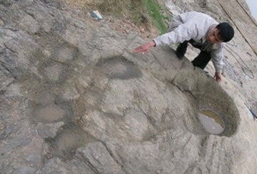 Đổ xô đi xem “vết chân khổng lồ” ở Phú Thọ - 1 Đổ xô đi xem “vết chân khổng lồ” ở Phú Thọ - 1