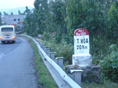 Hai cột “20km Tuy Hòa” liên tiếp nhau - 2 Hai cột “20km Tuy Hòa” liên tiếp nhau - 2